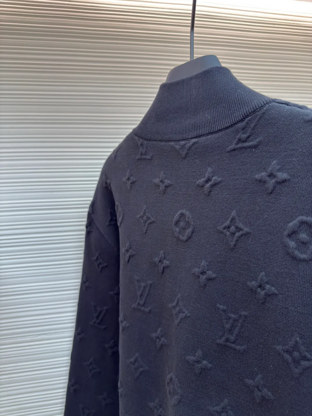LOUIS VUITTON embossed embossed knitted zipper jacket ●Authentic product: purchased and developed by 18899 ●Item number: 1680496-C10 ●Fabric: knitted fabric ●Technology: embossed embossed production ●Version: fitted version ●Weight: about 930 grams ●Size: S-M-L-XL ●Description: YB purchases patterns and uses customized cotton yarn to make them. The process is complicated and requires spinning out the raw material core. After secondary processing, the yarn is hooked on the machine and the raw material core is threaded. After completion, dyeing is carried out. The dyeing vat can only be found in high-temperature vats. If the temperature is not enough, the yarn will be dyed unevenly! It will take several hours to dry at low temperature. If the degree is too high, it will be scrapped directly. After dyeing, you can only use a slow machine for wooling. Fast machines are prone to problems with thick and thin hair horizontal bars. The fabric pieces are woven using imported machines for parallel and even speed. Each piece takes 270 minutes, which is time-consuming and labor-intensive. Full-width brand embossed jacquard design, the overall routing is straight and delicate, the fabric is comfortable and soft, and the color is consistent without color difference. It can be matched with the same style to create a fashionable look, and can be used in various occasions. Customized accessories, complete with three standards, same style for men and women!
